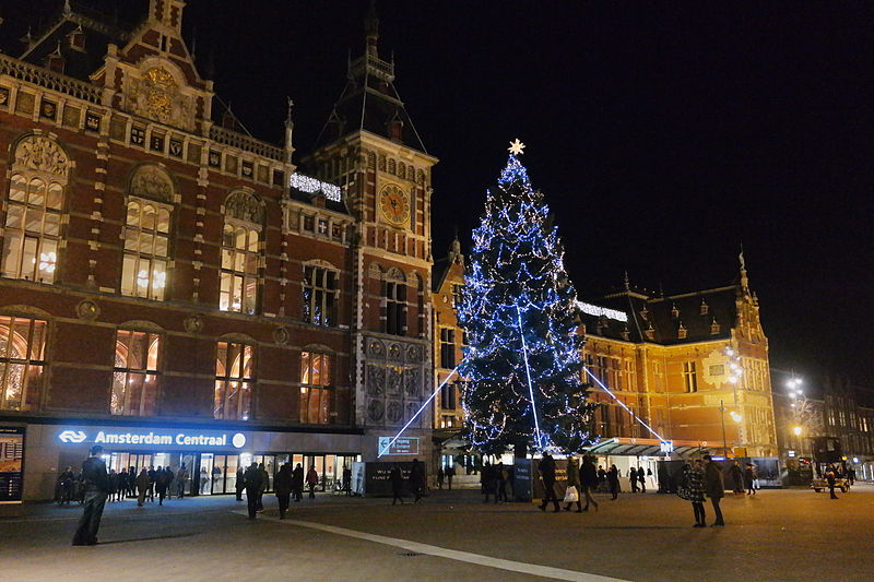 Рождественская елка перед Центральным вокзалом Амстердама