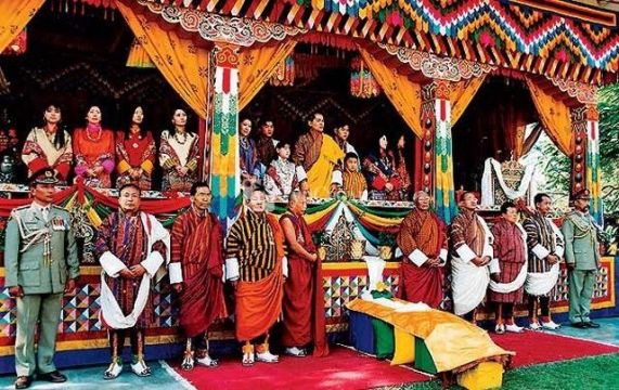 Король Бутана  (в центре) и его семья