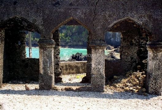 Руины одной из древних мечетей.
