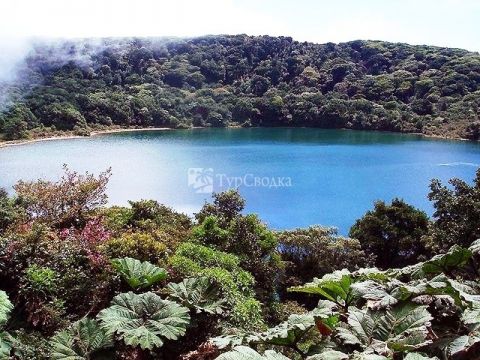 Озеро вулканического происхождения недалеко от вулкана Паос.