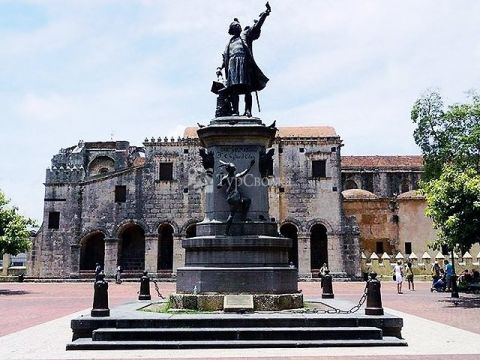 Памятник Колумбу перед Кафедральным собором Санта-Мария-ла-Менор г. Санто-Доминго.