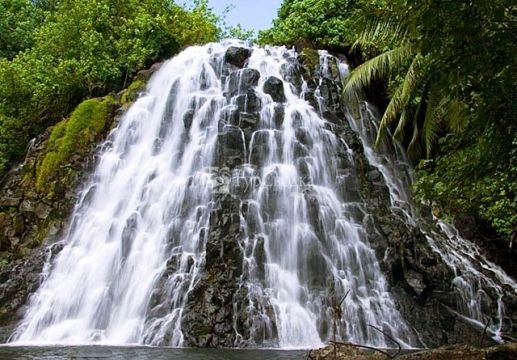 Водопад Kepirohi на острове Понпеи.