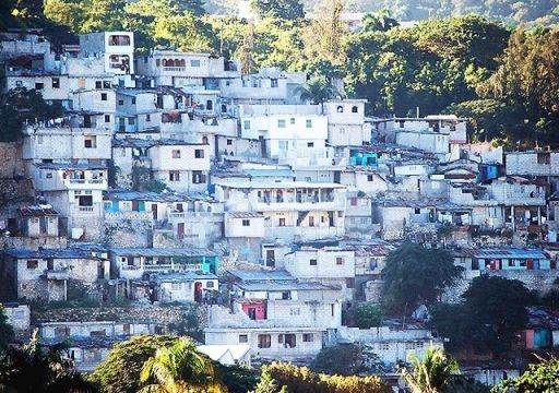 Город Порт-о-Пренс состоит из густонаселенных кластеров домов на стороне горы.
