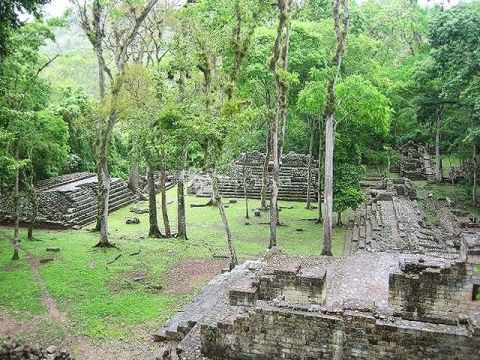 Руины города Копан, построенного во времена Майя.