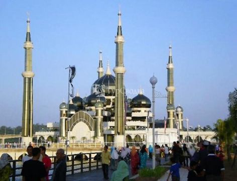 Кристаллическая мечеть или Masjid Kristal в Исламском парке наследия.