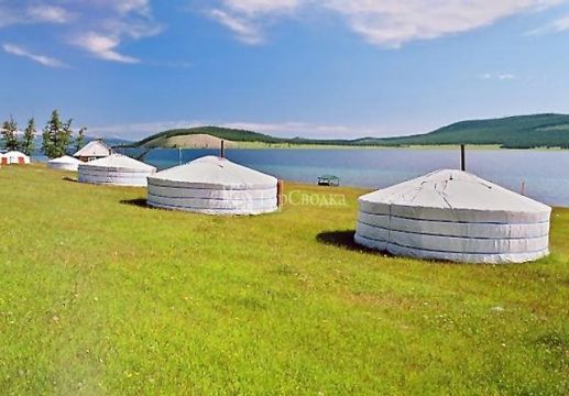 Монгольские кочевые палатки (юрты) на берегу озера Хубсгул.