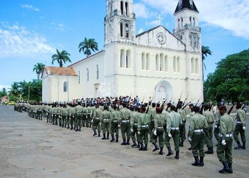 Парад национальной гвардии Сан-Томе перед кафедральным Собором.