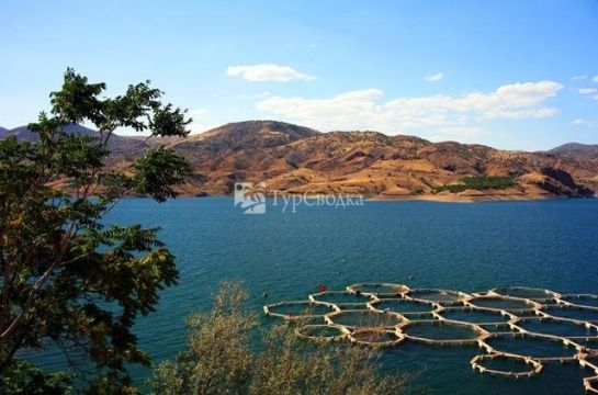 Искусственно созданное озеро Karakaya на реке Фиратю