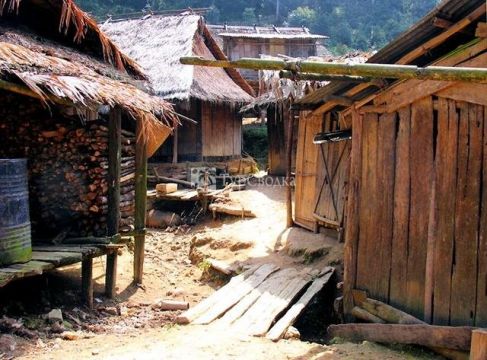 Маленькая лаосская деревенька к северу от г.Луанг Прабанг.