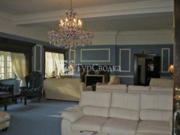 Eaves Hall 3*