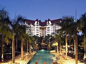 Novotel Surabaya Hotel and Suites 4*