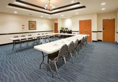 Holiday Inn Express Hotel & Suites Pryor 2*